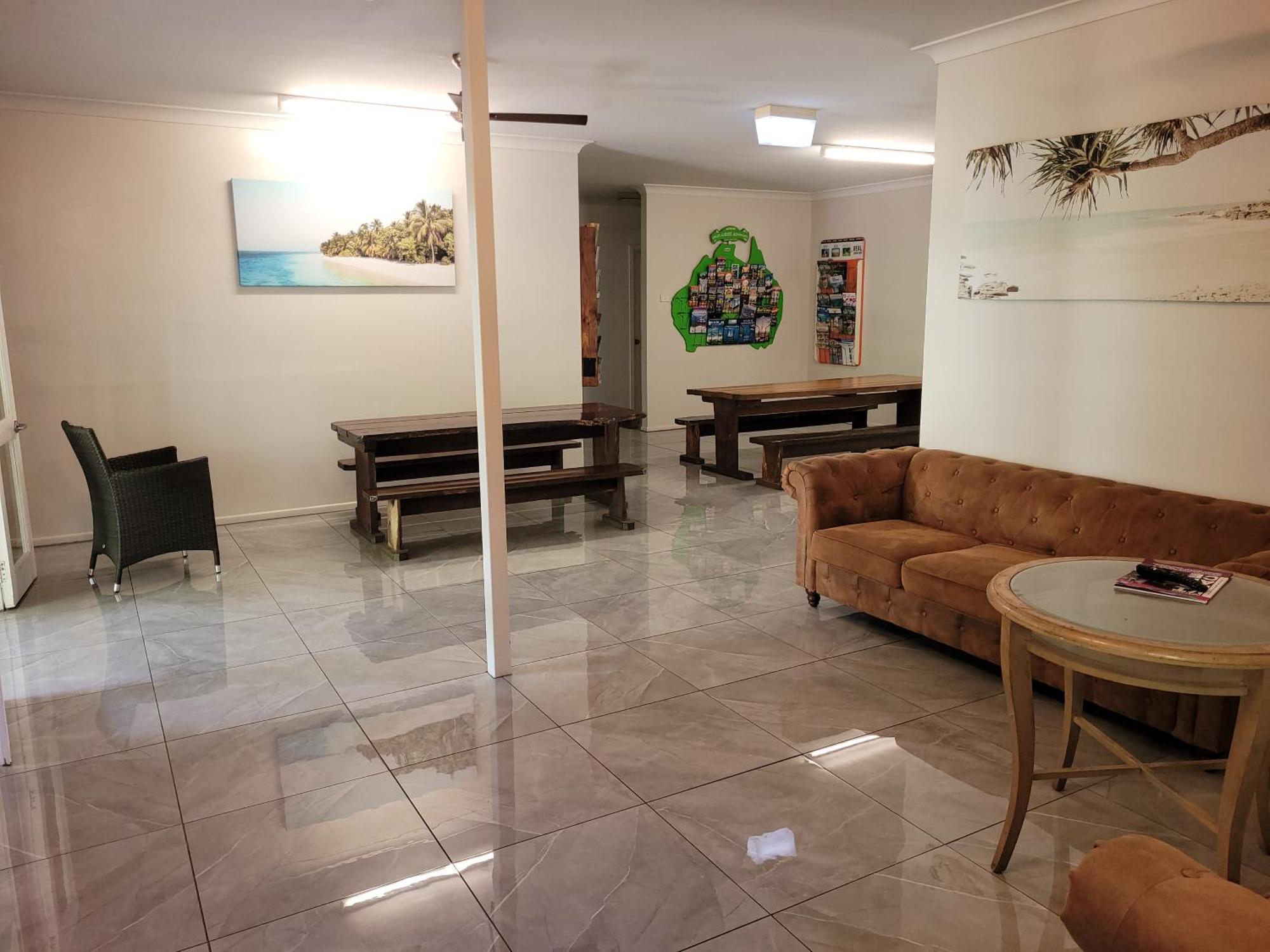 Travellers Paradise Cairns Exteriér fotografie The lobby of the hostel