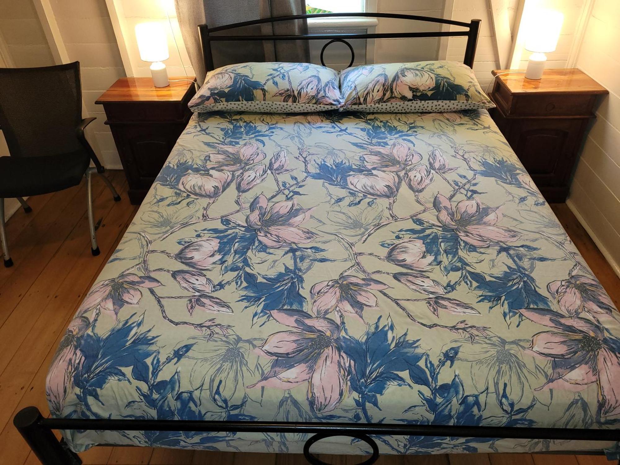 Travellers Paradise Cairns Exteriér fotografie A bed with a fitted sheet