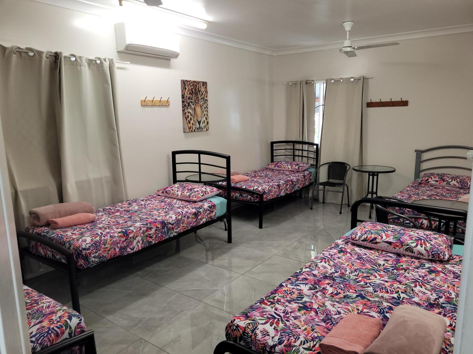 Travellers Paradise Cairns Exteriér fotografie A room at the hostel
