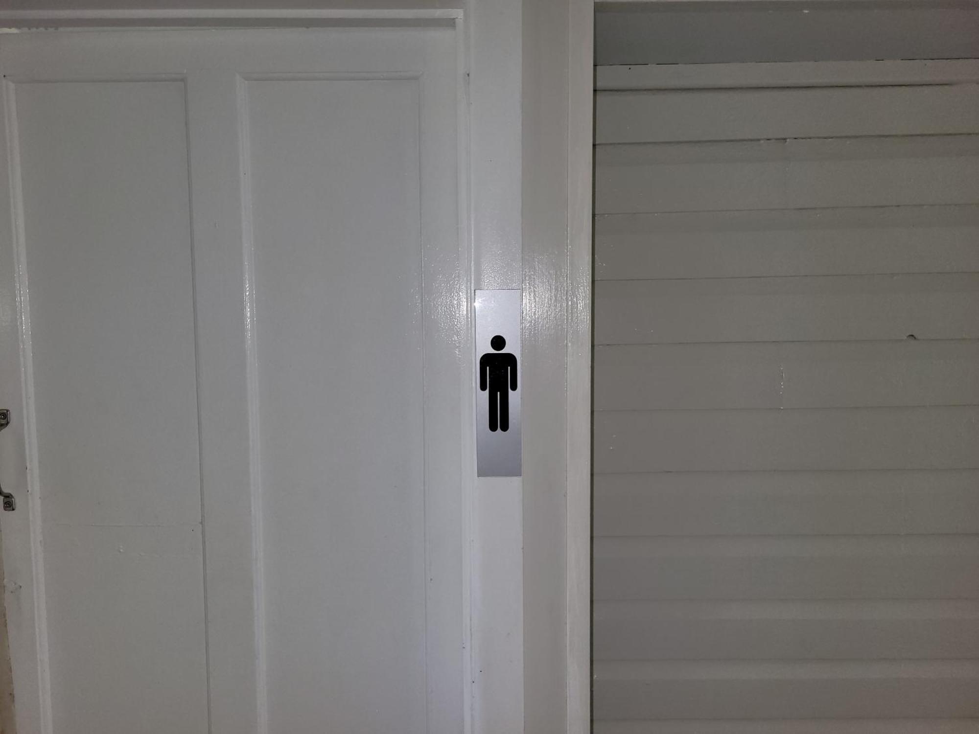 Travellers Paradise Cairns Exteriér fotografie A male toilet sign