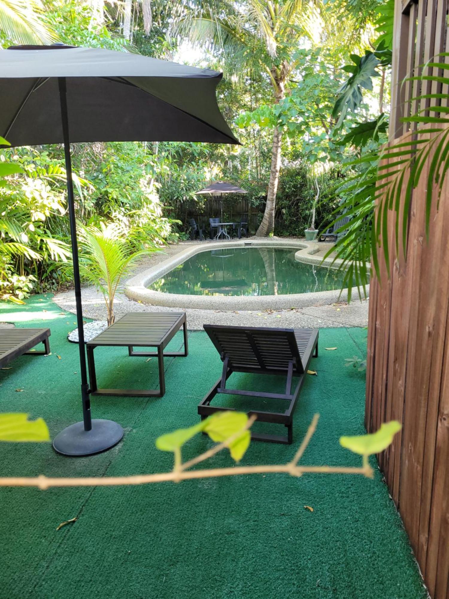 Travellers Paradise Cairns Exteriér fotografie A private pool at a resort in Thailand
