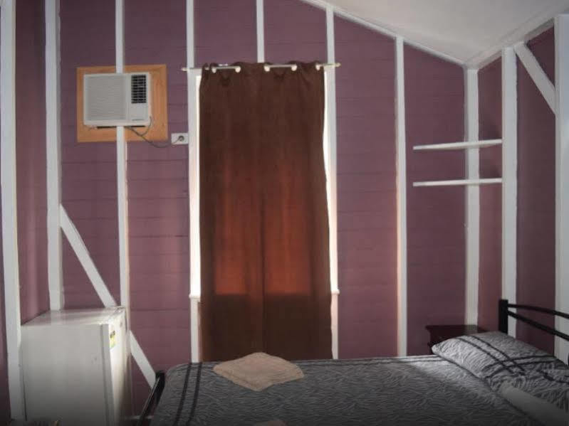 Travellers Paradise Cairns Exteriér fotografie A room in a typical Japanese capsule hotel
