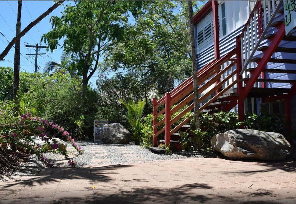 Travellers Paradise Cairns Exteriér fotografie The entrance to the house